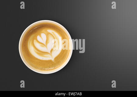 Draufsicht der Latte Art Kaffee mit Herzfigur, auf schwarzem Hintergrund. Stockfoto