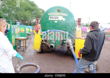 Glastonbury Festival, Somerset, UK. 27. Juni 2015.  Festival-Mitarbeiter leiden was technisch als "Blowback" während der Entleerung bekannt, dass die berüchtigten "langen Tropfen" für den nächsten Tag bereit. Bildnachweis: Tom Corban/Alamy Live-Nachrichten Stockfoto