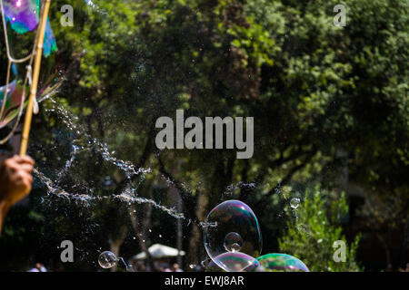 Eine große Blase platzt in einem Park in Barcelona. Stockfoto