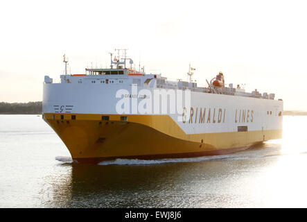 Grimaldi Lines Auto Transporter Schiff Grande Colonia abgebildet verlassen Southampton Docks Stockfoto