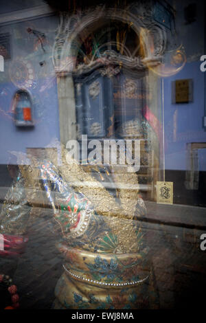 Reflexion in einem Boutique-Fenster in der alten Stadt Riga Hauptstadt der Republik Lettland