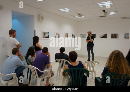 Daniel Tchetchik ein israelischer Fotograf die Analyse und Kritik der Fotoessays während einer dokumentarischen Fotografie Workshop von Eddie Gerald in der Fotographie Schule an der Abteilung Kommunikation der Hadassah akademische College in Jerusalem Israel durchgeführt. Stockfoto