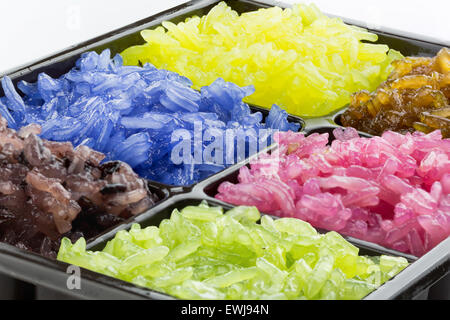 bunte Klebreis mit Kokosmilch gedünstet, in Kunststoff-Platte Stockfoto
