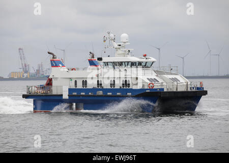 Ein Wind Turbine Transfer Schiff vorbei an Eemshaven in den Niederlanden Stockfoto