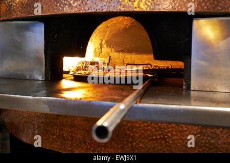 Traditionellen Holzofen Pizza in einem super heißen Steinofen Pizza. Stockfoto