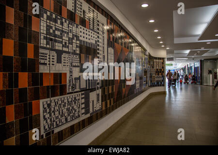 Wandbild von Gordon Cullen in Coventry City Centre shopping Fußgängerzone Stockfoto