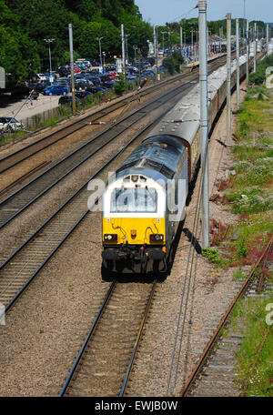 Klasse 67 Diesel Köpfe eine leere Lager Zug von Pullman Wagen Süden durch Hitchin, Hertfordshire, England, UK Stockfoto