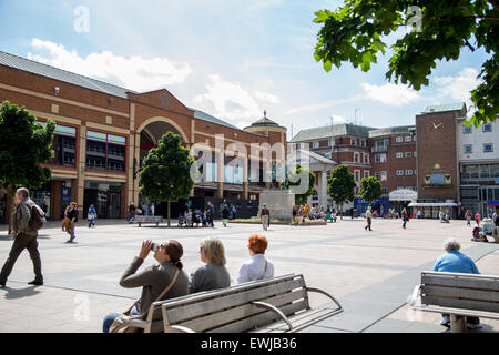 Broadgate Einkaufszentrum in zentralen Coventry mit der Statue von Lady Godiva Stockfoto