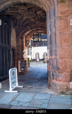 Str. Marys Guildhall Eingang an der Bayley Lane in Coventry, West Midlands, England, Vereinigtes Königreich Stockfoto