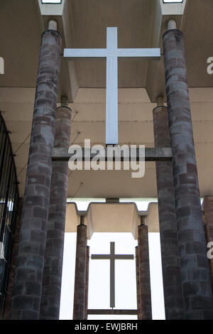 Überquert hoch in die Struktur der Kathedrale von Coventry, West Midlands, UK. Stockfoto