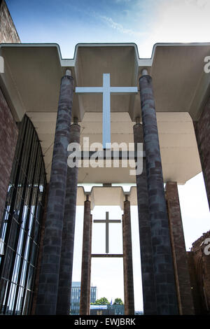 Überquert hoch in die Struktur der Kathedrale von Coventry, West Midlands, UK. Stockfoto