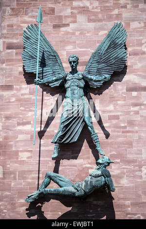 St. Michael Sieg über den Teufel, eine Skulptur von Sir Jacob Epstein, auf der Seite der neuen Kathedrale von Coventry Stockfoto