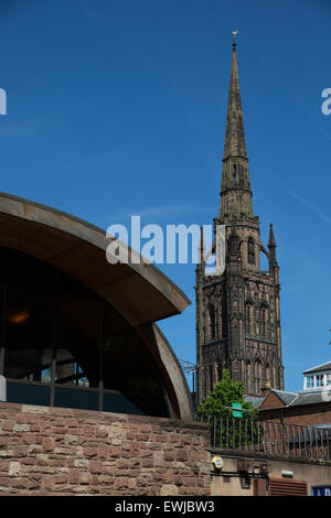 Browns in Coventry mit dem Turm von St. Michael im Hintergrund Stockfoto