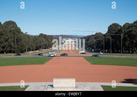 Blick auf die ANZAC-Parade und das Parlamentsgebäude in Canberra vom australischen Kriegsdenkmal. Canberra ist australiens Hauptstadt 2015 Stockfoto
