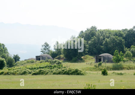 Bunker in der Nähe der Grenze zu Mazedonien, in Albanien, am 25. Mai 2009. Stockfoto