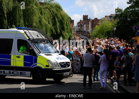 Guildford, Surrey, UK. 27. Juni 2015.   Armed Forces Day Parade in Guildford High Street. Polizei Wache über Besucher wie Guildford High Street abgesperrt ist, Menschen vor Ort und die breitere Communuty zu beobachten die Parade und danken allen in die Streitkräfte Credit: Bruce McGowan/Alamy Live News Stockfoto