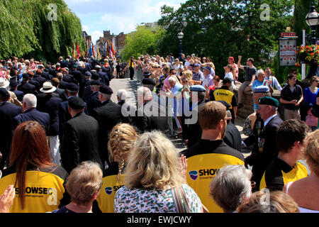 Guildford, Surrey, UK. 27. Juni 2015. Armed Forces Day Parade in Guildford High Street. Armed Forces Veteranen marschieren, Guildford High Street, die aus einheimischen und die breitere Communuty zu beobachten die Parade und danken allen in den Armed Forces Kredit geschlossen wurde: Bruce McGowan/Alamy Live News Stockfoto