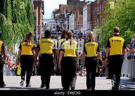 Guildford, Surrey, UK. 27. Juni 2015.   Armed Forces Day Parade in Guildford High Street. Showsec Menge Führungskräfte helfen Massen zu organisieren, wie Guildford High Street abgesperrt ist, Menschen vor Ort und die breitere Communuty zu beobachten die Parade und danken allen in die Streitkräfte Credit: Bruce McGowan/Alamy Live News Stockfoto