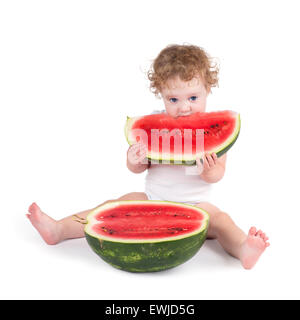 Niedliche Baby Essen eine Wassermelone auf weißem Hintergrund Stockfoto