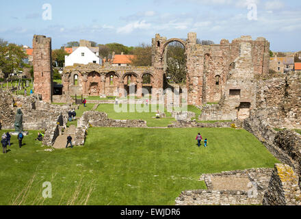 Ruinen von Lindisfarne Priory, Holy Island, Northumberland, England, Vereinigtes Königreich Stockfoto