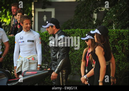 Goodwood, Chichester, UK. 26. Juni 2015 steht Jenson Button mit dem Mad Max-Bike auf dem Goodwood Festival of Speed. Das große Automobile-Event zieht Tausende von Menschen auf dem Goodwood House in Sussex, wo Hunderte von modernen und historischen Autos an einem Bergrennen Credit: Jonny White/Alamy Live News Stockfoto