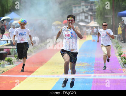 Chongqing, China. 27. Juni 2015. Competitor Bao Qiang (C) sprintet während der Teilnahme an einem High-Heel-Rennen in Chongqing, Südwest-China, 27. Juni 2015. Bildnachweis: Chen Cheng/Xinhua/Alamy Live-Nachrichten Stockfoto