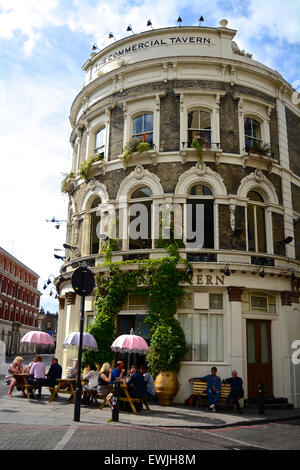 Trinker außerhalb der kommerziellen Tavern Pub auf Commercial Street, Shoreditch, London E1, Vereinigtes Königreich Stockfoto