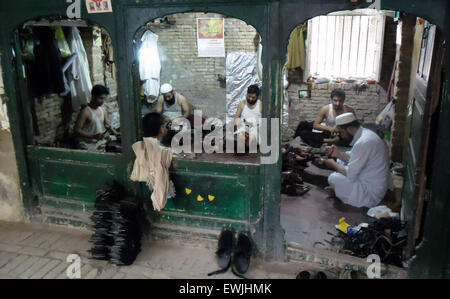 Peshawar. 27. Juni 2015. Menschen in Pakistan bereiten traditionelle Peshawari Chappal bei einem Workshop in Nordwest-Pakistan Peshawar am 27. Juni 2015. Peshawari Chappal ist ein traditionelles Schuhwerk von Pakistan, getragen vor allem von Paschtunen Khyber Pakhtunkhwa Region von Pakistan. © Ahmad Sidique/Xinhua/Alamy Live-Nachrichten Stockfoto