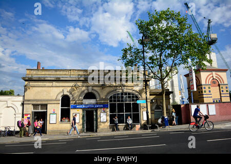 Die Rückseite des Earls Court Exhibition Centre mit Blick auf West Brompton u-Bahnstation Stockfoto