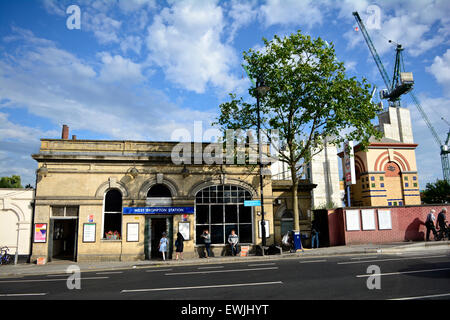 Die Rückseite des Earls Court Exhibition Centre mit Blick auf West Brompton u-Bahnstation Stockfoto