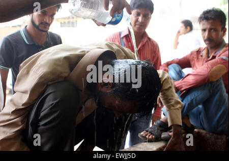 Karachi, Pakistan. 27. Juni 2015. Ein Hitzewelle-Schlaganfall-Patienten ist außerhalb Jinnah Krankenhauses Notfall Bewässerung wird, wie das Metropolitan extrem von Hitzewellen, die Schläge mehr als 1200 Menschen starben gepackt ist, außerhalb der Notaufnahme des Krankenhauses Jinnah in Karachi auf Samstag, 27. Juni 2015 verursacht. Bildnachweis: Asianet-Pakistan/Alamy Live-Nachrichten Stockfoto