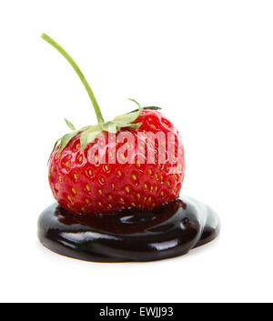 Chocolate-Scheinwerfer Erdbeeren auf weißem Hintergrund Stockfoto