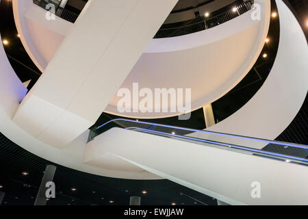 Futuristischen Interieur von der Library of Birmingham mit futuristischen Rolltreppen Ansicht von unten. Stockfoto