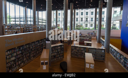 Futuristischen Interieur von der Library of Birmingham mit Regalen Bücher und Ansichten durch die großen Glasfenster. Stockfoto