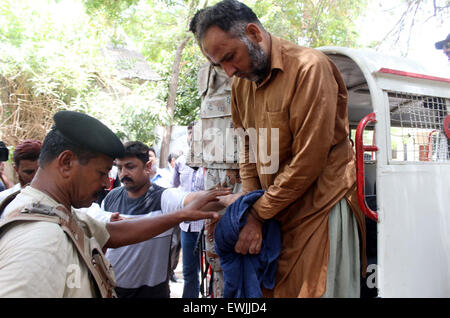 Karachi, Pakistan. 27. Juni 2015. Mutmaßliche Verbrecher beschuldigt Asif Ali beteiligt an der Ermordung von Muttahida Qaumi Bewegung (MQM) Arbeitskraft Waqas Shah sind eine Anti Terror Gericht (ATC) in Karachi auf Samstag, 27. Juni 2015 eskortiert wird. Ein Anti-Terror-Gericht (ATC) am Samstag Untersuchungshaft Asif Ali für 14 Tage bei Polizei über die Gebühren des Tötens Muttahida Qaumi Bewegung Aktivist Waqas Shah während des Überfalls der Rangers Überfall auf MQM-zentrale im März. Bildnachweis: Asianet-Pakistan/Alamy Live-Nachrichten Stockfoto