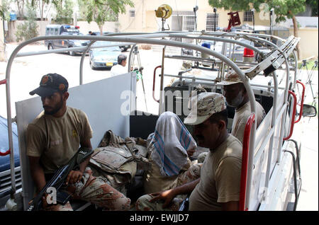 Karachi, Pakistan. 27. Juni 2015. Verbrecher, Anti Terrorist Gericht (ATC) während Fall Anhörung in Karachi auf Samstag, 27. Juni 2015 eskortiert wird. Bildnachweis: Asianet-Pakistan/Alamy Live-Nachrichten Stockfoto