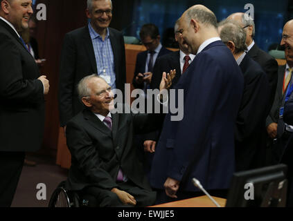 Brüssel, Belgien. 27. Juni 2015. Der deutsche Finanzminister Wolfgang Schaeuble (L, Mitte) spricht mit Finanzminister der Eurogruppe und ihre Delegationen während einer Eurozone Finance Minister Dringlichkeitssitzung über die Situation in Griechenland in Brüssel, 27. Juni 2015. Bildnachweis: Ye Pingfan/Xinhua/Alamy Live-Nachrichten Stockfoto