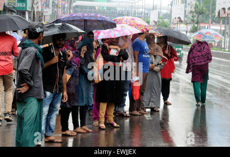 Dhaka, Bangladesch. 27. Juni 2015. Leute warten auf Transport im Regen in Dhaka, der Hauptstadt von Bangladesch, 27. Juni 2015. Ein starker Regen getroffen Dhaka am Samstag bringen Kühle in die Stadt, um den letzten Sommerhitze gekürzt. © Shariful Islam/Xinhua/Alamy Live-Nachrichten Stockfoto