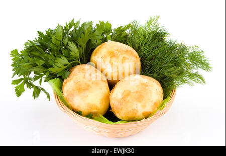Frische Kartoffeln und grünen Dill und Petersilie isoliert auf weißem Hintergrund Stockfoto