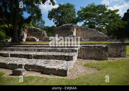 Die Edzna Maya-Ausgrabungsstätte in Campeche, Mexiko mit Plaza und Tempel Stockfoto