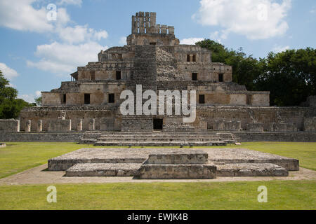 Die Edzna Maya-Ausgrabungsstätte in Campeche, Mexiko mit Plaza und Tempel Stockfoto