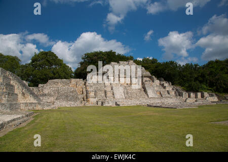 Die Edzna Maya-Ausgrabungsstätte in Campeche, Mexiko mit Plaza und Tempel Stockfoto