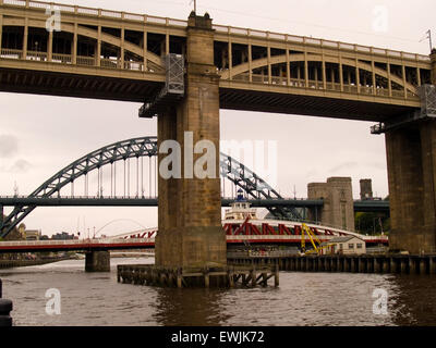 Blick auf den Fluss Tyne, der Hochrangigen Straßen- und Eisenbahnbrücke mit der Swing Bridge und Tyne Bridge im Hintergrund. Blick nach Osten Stockfoto