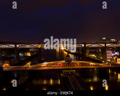 Hohe und Drehbrücke über den Fluss Tyne - Gateshead nach Newcastle Stockfoto