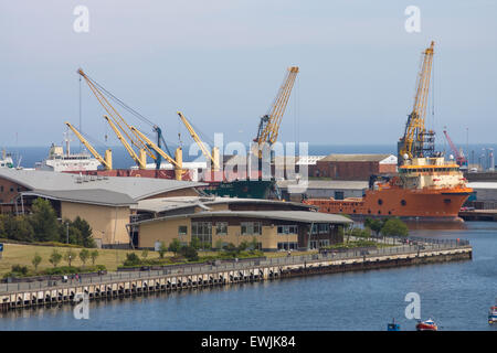 Blick auf den Fluss Tyne, der Hochrangigen Straßen- und Eisenbahnbrücke mit der Swing Bridge und Tyne Bridge im Hintergrund. Blick nach Osten Stockfoto