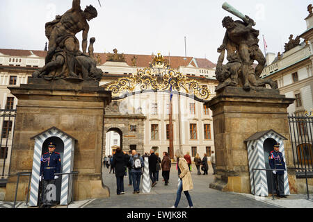 Eingang zur Prager Burg, Skulpturen, Soldaten bewachen Stockfoto