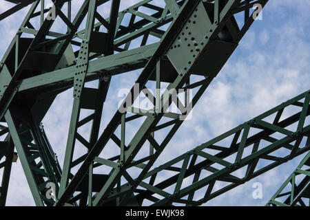 Blick auf den Fluss Tyne, der Hochrangigen Straßen- und Eisenbahnbrücke mit der Swing Bridge und Tyne Bridge im Hintergrund. Blick nach Osten Stockfoto