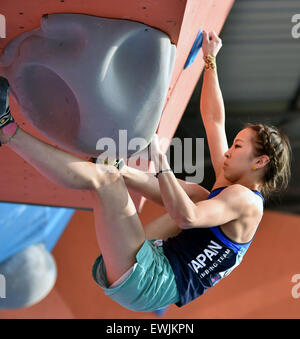 (150627)--HAIYANG, 27. Juni 2015 (Xinhua)--Noguchi Akiyo von Japan während der Frauen-Bouldern-Match bei den IFSC Climbing World Cup 2015 in Haiyang, Ost-China Shandong Provinz, 27. Juni 2015 konkurriert. (Xinhua/Zhu Zheng) Stockfoto