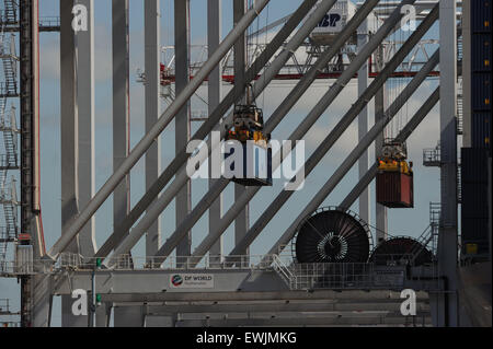 Container von Beladung im DP Welt Hafen von Southampton Stockfoto