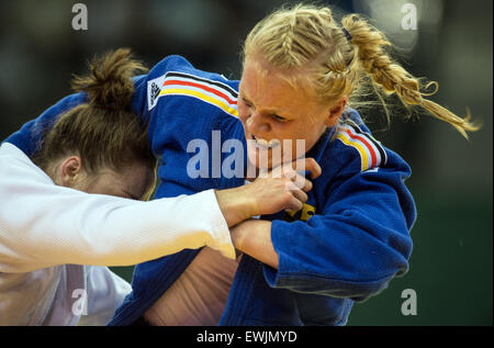 Baku, Aserbaidschan. 27. Juni 2015. Deutschlands Luise Malzahn (blau) konkurriert in der Frauen-78 kg Finale mit Marhinde Verkehr der Niederlande bei den Baku 2015 europäischen spielen in Heydar Aliyev Arena in Baku, Aserbaidschan, 27. Juni 2015. Foto: Bernd Thissen/Dpa/Alamy Live News Stockfoto